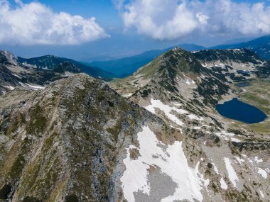 Bulgaristan 'ın Muratov zirvesi yakınlarındaki Pirin Dağı' nın şaşırtıcı hava manzarası
