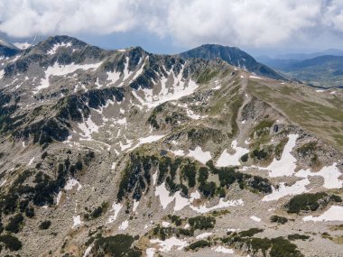 Bulgaristan 'ın Muratov zirvesi yakınlarındaki Pirin Dağı' nın şaşırtıcı hava manzarası