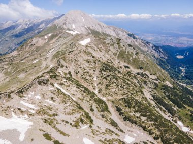 Bulgaristan 'ın Muratov zirvesi yakınlarındaki Pirin Dağı' nın şaşırtıcı hava manzarası