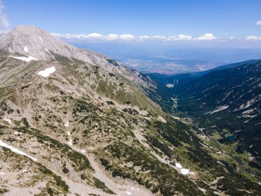Bulgaristan 'ın Muratov zirvesi yakınlarındaki Pirin Dağı' nın şaşırtıcı hava manzarası