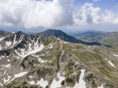 Bulgaristan 'ın Muratov zirvesi yakınlarındaki Pirin Dağı' nın şaşırtıcı hava manzarası