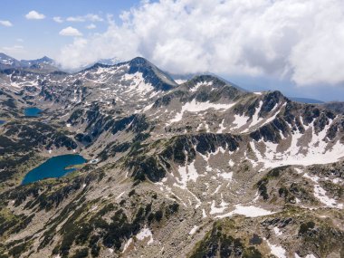 Bulgaristan 'ın Muratov zirvesi yakınlarındaki Pirin Dağı' nın şaşırtıcı hava manzarası