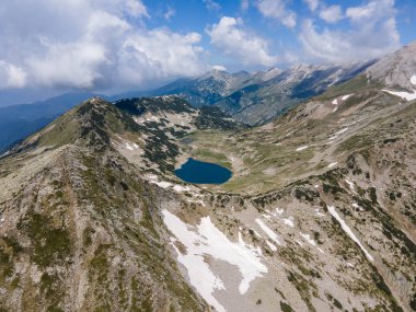 Bulgaristan 'ın Muratov zirvesi yakınlarındaki Pirin Dağı' nın şaşırtıcı hava manzarası
