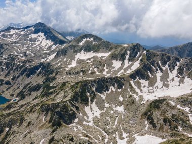 Bulgaristan 'ın Muratov zirvesi yakınlarındaki Pirin Dağı' nın şaşırtıcı hava manzarası