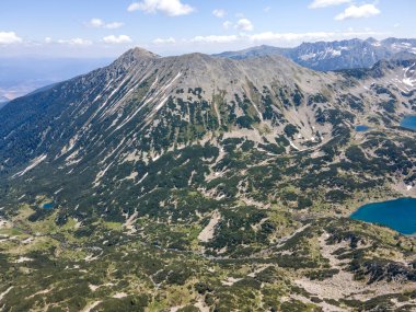 Bulgaristan 'ın Muratov zirvesi yakınlarındaki Pirin Dağı' nın şaşırtıcı hava manzarası