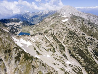 Bulgaristan 'ın Muratov zirvesi yakınlarındaki Pirin Dağı' nın şaşırtıcı hava manzarası