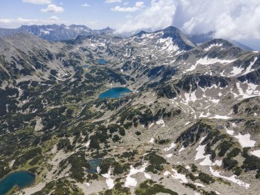 Bulgaristan 'ın Muratov zirvesi yakınlarındaki Pirin Dağı' nın şaşırtıcı hava manzarası