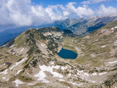 Bulgaristan 'ın Muratov zirvesi yakınlarındaki Pirin Dağı' nın şaşırtıcı hava manzarası