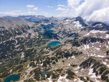 Bulgaristan 'ın Muratov zirvesi yakınlarındaki Pirin Dağı' nın şaşırtıcı hava manzarası
