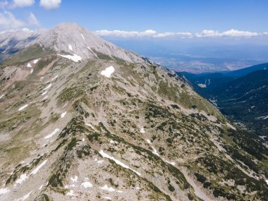 Bulgaristan 'ın Muratov zirvesi yakınlarındaki Pirin Dağı' nın şaşırtıcı hava manzarası