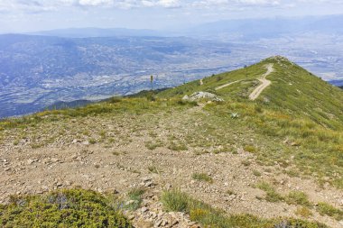 Bulgaristan 'ın Blagoevgrad bölgesindeki Belasitsa Dağı' nın şaşırtıcı yaz manzarası
