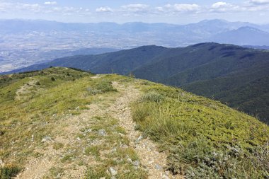 Bulgaristan 'ın Blagoevgrad bölgesindeki Belasitsa Dağı' nın şaşırtıcı yaz manzarası