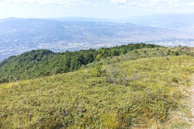 Bulgaristan 'ın Blagoevgrad bölgesindeki Belasitsa Dağı' nın şaşırtıcı yaz manzarası