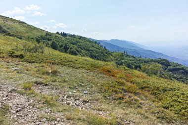 Bulgaristan 'ın Blagoevgrad bölgesindeki Belasitsa Dağı' nın şaşırtıcı yaz manzarası