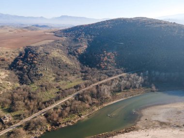 Bulgaristan 'ın Petrich Vadisi' nden geçen Struma nehrinin şaşırtıcı hava manzarası