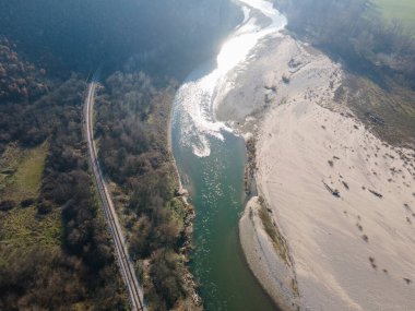 Bulgaristan 'ın Petrich Vadisi' nden geçen Struma nehrinin şaşırtıcı hava manzarası