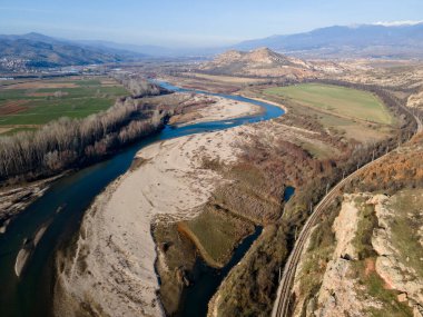 Bulgaristan 'ın Petrich Vadisi' nden geçen Struma nehrinin şaşırtıcı hava manzarası