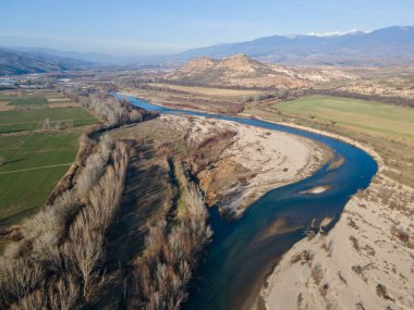 Bulgaristan 'ın Petrich Vadisi' nden geçen Struma nehrinin şaşırtıcı hava manzarası