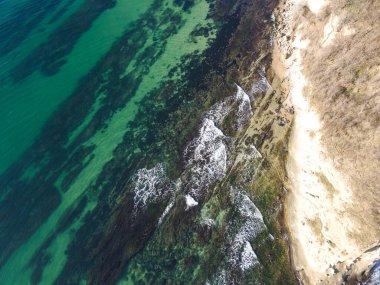 Bulgaristan 'ın Varna bölgesindeki Saint Athanasius Burnu yakınlarındaki Karadeniz Sahil Çizgisi' nin havadan görünüşü