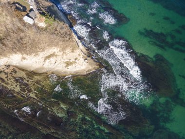 Bulgaristan 'ın Varna bölgesindeki Saint Athanasius Burnu yakınlarındaki Karadeniz Sahil Çizgisi' nin havadan görünüşü
