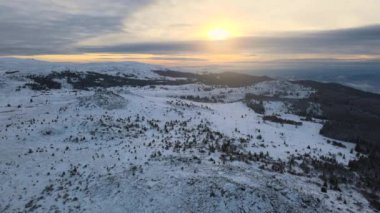 Bulgaristan 'ın Kamen del Peak kenti yakınlarındaki Vitosha Dağı' nın şaşırtıcı hava günbatımı kışı manzarası