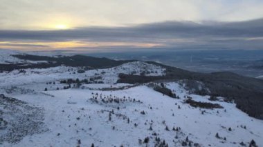 Bulgaristan 'ın Kamen del Peak kenti yakınlarındaki Vitosha Dağı' nın şaşırtıcı hava günbatımı kışı manzarası