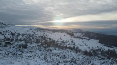 Bulgaristan 'ın Kamen del Peak kenti yakınlarındaki Vitosha Dağı' nın şaşırtıcı hava günbatımı kışı manzarası