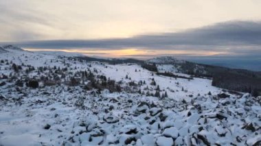 Bulgaristan 'ın Kamen del Peak kenti yakınlarındaki Vitosha Dağı' nın şaşırtıcı hava günbatımı kışı manzarası