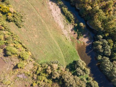Bulgaristan 'ın Lovech Bölgesi' ndeki Aglen köyü yakınlarından geçen Vit Nehri 'nin şaşırtıcı hava manzarası