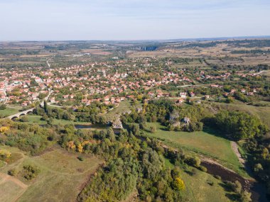 Bulgaristan 'ın Lovech Bölgesi' ndeki Aglen köyü yakınlarından geçen Vit Nehri 'nin şaşırtıcı hava manzarası