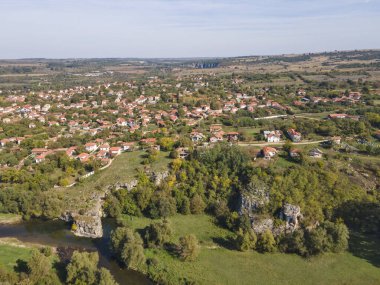 Bulgaristan 'ın Lovech Bölgesi' ndeki Aglen köyü yakınlarından geçen Vit Nehri 'nin şaşırtıcı hava manzarası