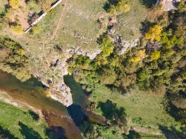 Bulgaristan 'ın Lovech Bölgesi' ndeki Aglen köyü yakınlarından geçen Vit Nehri 'nin şaşırtıcı hava manzarası