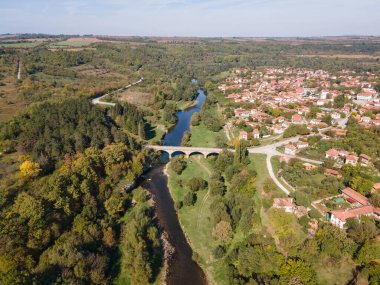 Bulgaristan 'ın Lovech Bölgesi' ndeki Aglen köyü yakınlarından geçen Vit Nehri 'nin şaşırtıcı hava manzarası
