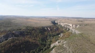 Bulgaristan 'ın Vratsa Bölgesi' nin Kunino köyü yakınlarındaki Golyam Dol kanyonunun hava manzarası