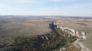Bulgaristan 'ın Vratsa Bölgesi' nin Kunino köyü yakınlarındaki Golyam Dol kanyonunun hava manzarası