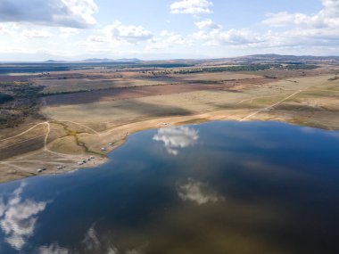 Pyasachnik (Kum Taşı) Reservoir, Sredna Gora Dağı, Filibe Bölgesi, Bulgaristan 'ın Havadan Sonbahar manzarası