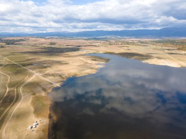 Pyasachnik (Kum Taşı) Reservoir, Sredna Gora Dağı, Filibe Bölgesi, Bulgaristan 'ın Havadan Sonbahar manzarası
