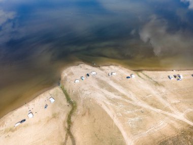 Pyasachnik (Kum Taşı) Reservoir, Sredna Gora Dağı, Filibe Bölgesi, Bulgaristan 'ın Havadan Sonbahar manzarası