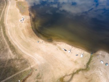 Pyasachnik (Kum Taşı) Reservoir, Sredna Gora Dağı, Filibe Bölgesi, Bulgaristan 'ın Havadan Sonbahar manzarası