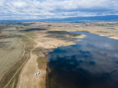 Pyasachnik (Kum Taşı) Reservoir, Sredna Gora Dağı, Filibe Bölgesi, Bulgaristan 'ın Havadan Sonbahar manzarası