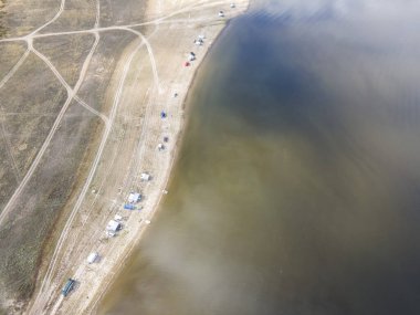Pyasachnik (Kum Taşı) Reservoir, Sredna Gora Dağı, Filibe Bölgesi, Bulgaristan 'ın Havadan Sonbahar manzarası