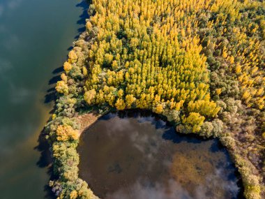 Pyasachnik (Kum Taşı) Reservoir, Sredna Gora Dağı, Filibe Bölgesi, Bulgaristan 'ın Havadan Sonbahar manzarası