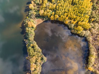 Pyasachnik (Kum Taşı) Reservoir, Sredna Gora Dağı, Filibe Bölgesi, Bulgaristan 'ın Havadan Sonbahar manzarası
