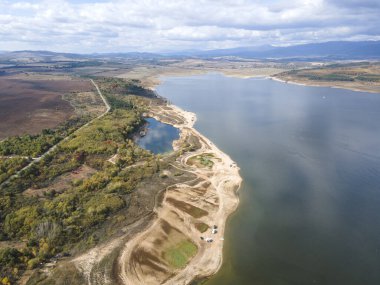 Pyasachnik (Kum Taşı) Reservoir, Sredna Gora Dağı, Filibe Bölgesi, Bulgaristan 'ın Havadan Sonbahar manzarası