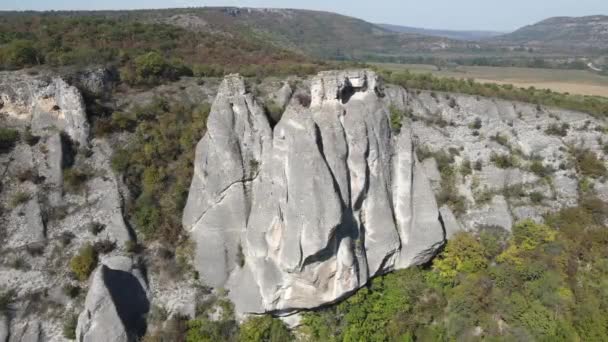 Αεροφωτογραφία Του Σχηματισμού Βράχων Προβαρτένικα Κοντά Στο Χωριό Καρλούκοβο Περιφέρεια — Αρχείο Βίντεο