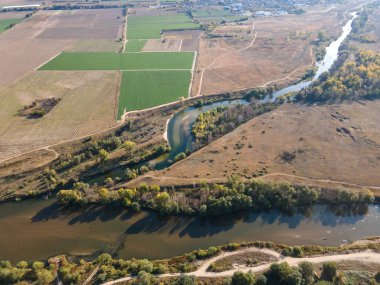 Bulgaristan 'ın Filibe bölgesindeki Orizari köyü yakınlarındaki Maritsa Nehri' nin hava manzarası
