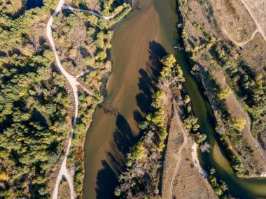 Bulgaristan 'ın Filibe bölgesindeki Orizari köyü yakınlarındaki Maritsa Nehri' nin hava manzarası