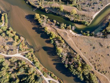 Bulgaristan 'ın Filibe bölgesindeki Orizari köyü yakınlarındaki Maritsa Nehri' nin hava manzarası