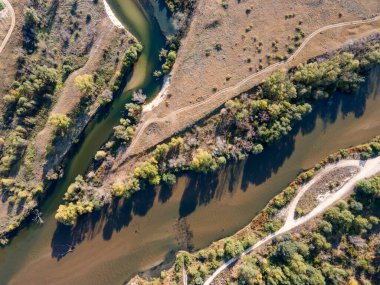 Bulgaristan 'ın Filibe bölgesindeki Orizari köyü yakınlarındaki Maritsa Nehri' nin hava manzarası