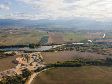 Bulgaristan 'ın Filibe bölgesindeki Orizari köyü yakınlarındaki Maritsa Nehri' nin hava manzarası